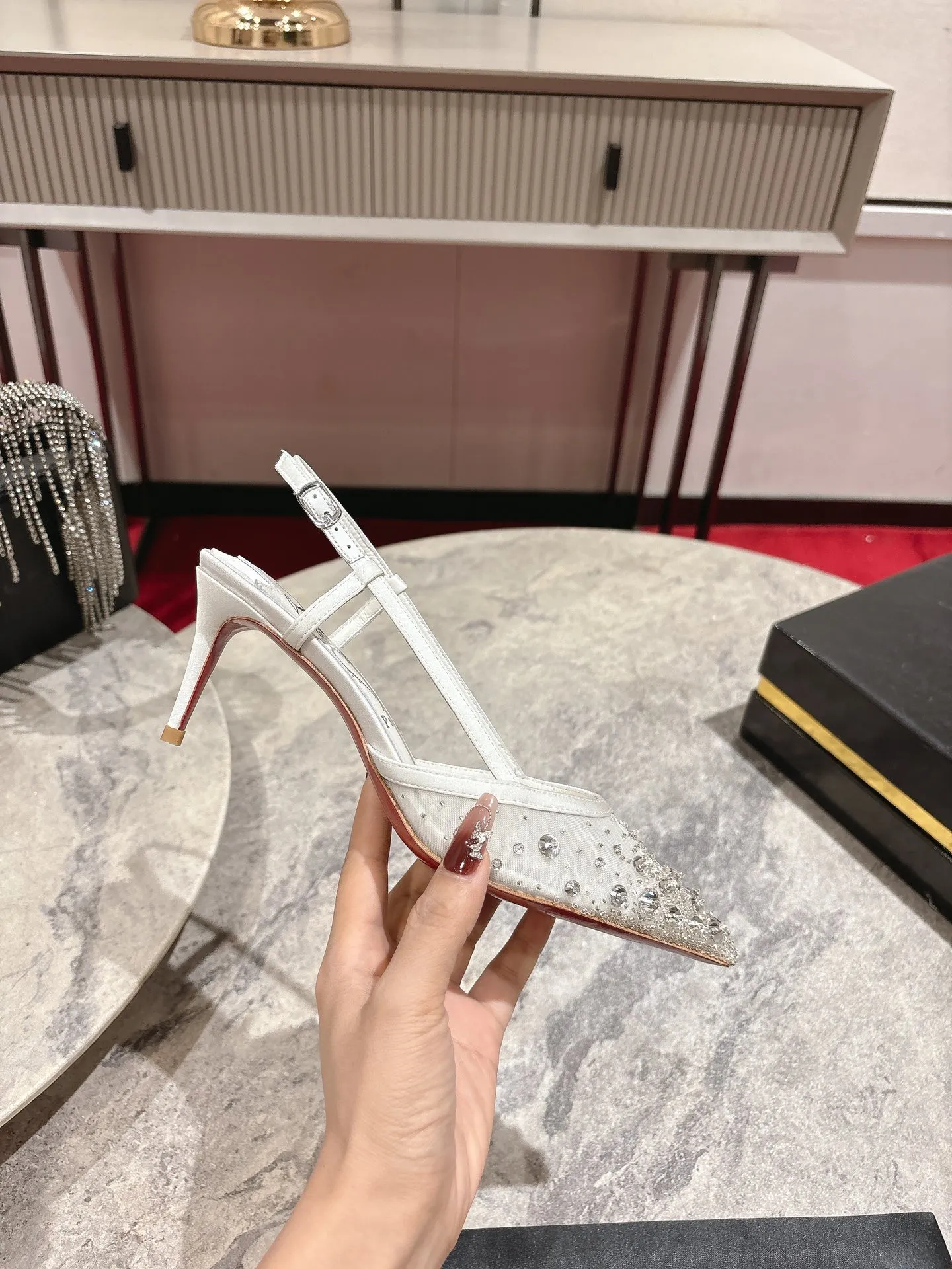 👟👟Ex-factory price 740👟👟 🆑❥∙ Mesh seam drill (single shoe)🦋✪ꫛꫀw.✔︎ This style features a slightly pointed toe made from white mesh with crystal beads and diamonds, a 65mm heel height, hand-placed crystals added to the front, and our signature Louboutin red sole with Christian Louboutin's signature and heart-shaped imprint logo on the insole. Size: 34 yards-42 yards (34.40.41.42. Customized, non-returnable and non-exchangeable‼️) Heel height: 6.5cm Color: White Apricot